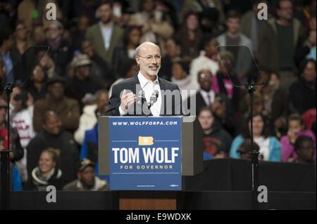 Philadelphia, Pennsylvania, USA. 2. November 2014. TOM WOLF, Kandidat für Gouverneur von Pennsylvania führt Präsident Obama im Liacouras Center an der Temple University. Bildnachweis: Ricky Fitchett/ZUMA Draht/Alamy Live-Nachrichten Stockfoto