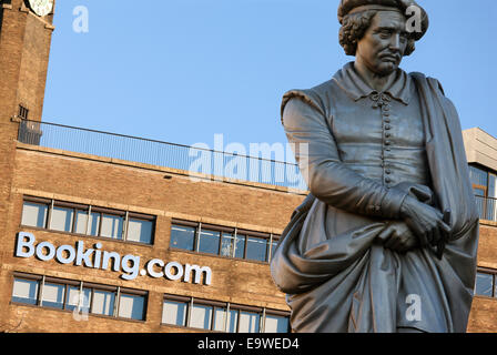 Booking.com-HQ-zentrale Kopf Bürogebäude auf dem Rembrandtplein Rembrandt-Platz mit der Statue von Rembrandt. Amsterdam. Stockfoto