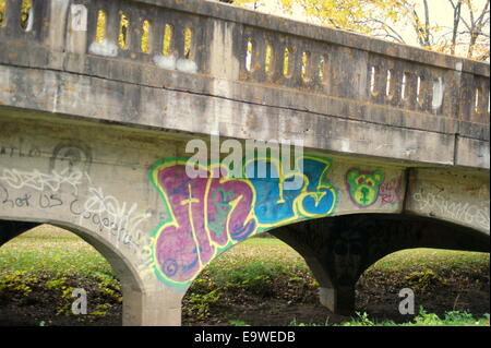 GRAFFITI AUF BRÜCKE Stockfoto