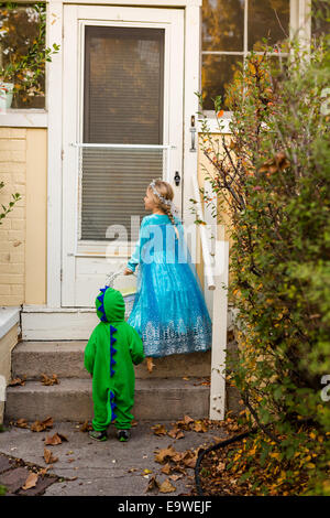 Süßes oder Saures in Kostümen der Halloween-Nacht. Stockfoto