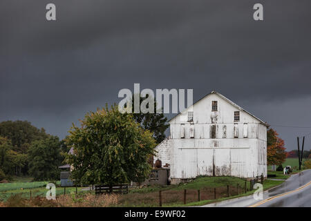 Ausstehende Sturm im ländlichen Lancaster County, Strasburg, Pennsylvania, USA. Stockfoto