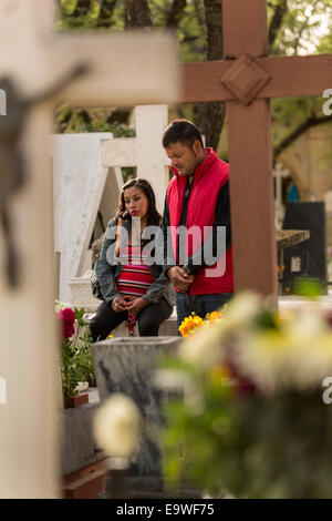 Oaxaca, Oaxaca, Mexiko. 1. November 2014. Ein paar Pausen am Grab eines Angehörigen auf dem Friedhof San Miguel im Laufe des Tages von den Dead Festival in Spanisch als D'a de Muertos am 1. November 2014 in Oaxaca, Mexiko bekannt. © Richard Ellis/ZUMA Draht/Alamy Live-Nachrichten Stockfoto