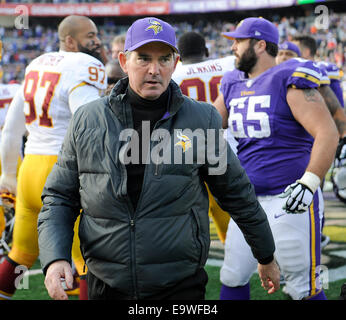 Minneapolis, MN, USA. 2. November 2014. Minnesota Vikings head Coach Mike Zimmer nach ihrem Spiel gegen die Washington Redskins TCF-Stadion in Minneapolis, MN. Craig Lassig/CSM/Alamy Live-Nachrichten Stockfoto