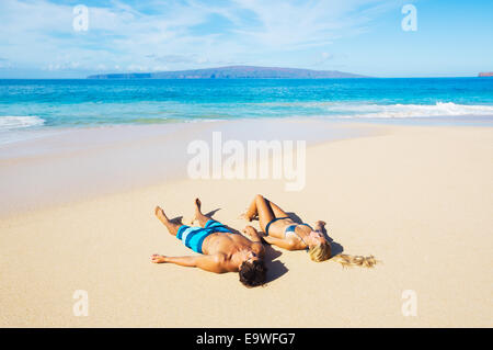 Attraktives Paar am Sandstrand, tropischen Urlaub entspannen Stockfoto