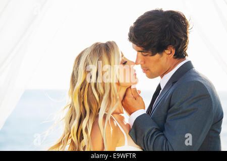 Hochzeit, schöne romantische Braut und Bräutigam küssen und umarmen bei Sonnenuntergang Stockfoto