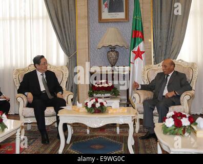 Algier, Algerien. 2. November 2014. Yu Zhengsheng (L), Vorsitzender des Nationalkomitees der politischen Konsultativkonferenz des chinesischen Volkes, trifft sich mit Mohamed Larbi Ould Khelifa, Präsident der algerischen nationalen Volksversammlung, in Algier, Algerien, 2. November 2014. © Liu Weibing/Xinhua/Alamy Live-Nachrichten Stockfoto