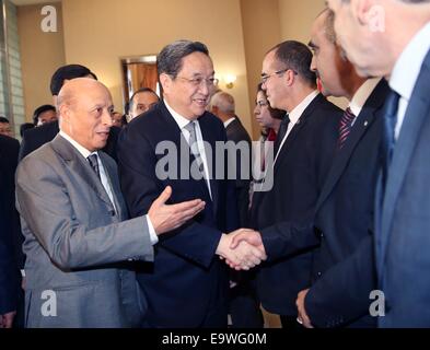 Algier, Algerien. 2. November 2014. Yu Zhengsheng (2. L, vorn), Vorsitzender des Nationalkomitees des chinesischen Volkes der politischen Konsultativkonferenz, wird bei seinem Treffen mit Mohamed Larbi Ould Khelifa begrüßt (1. L, vorn), Präsident der algerischen nationalen Volksversammlung, in Algier, Algerien, 2. November 2014. © Liu Weibing/Xinhua/Alamy Live-Nachrichten Stockfoto