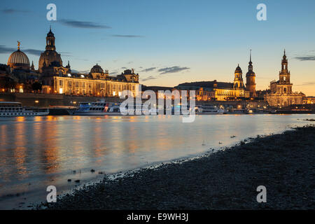 Blick auf die Altstadt über den Fluss Elbe, Dresden, Sachsen, Deutschland Stockfoto