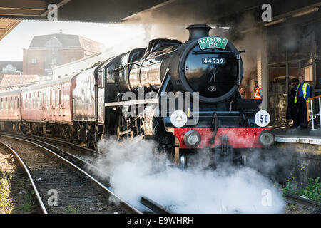 Abfahrt Bahnhof Clapham Junction anlässlich des 150. Jahrestages des der Seaford nach Brighton Linie Schwarz fünf Dampfzug (44932) Stockfoto