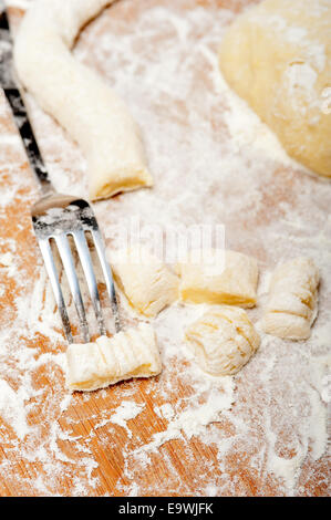 die frische italienische Kartoffel-Gnocchi auf einem rustikalen Holztisch Stockfoto