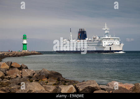 Leuchtturm an der Westmole und einer Scandlines-Fähre, Warnemünde, Rostock, Mecklenburg-Western Pomerania, Deutschland, Europa Stockfoto