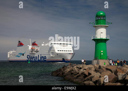 Leuchtturm an der Westmole und Stena Line Fähre, Warnemünde, Rostock, Mecklenburg-Western Pomerania, Deutschland, Europa Stockfoto