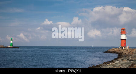 Zwei Leuchttürme an der Hafen Einfahrt, Warnemünde, Rostock, Mecklenburg-Vorpommern, Deutschland Stockfoto