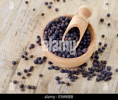 Holzschale mit Samen von Juniper. Selektiven Fokus Stockfoto