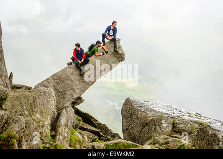 Scrambler auf der Kanone-Stein an der North Ridge von Tryfan Snowdonia Wales mit Ogwen weit unten Stockfoto