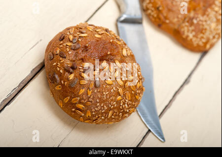 frische Bio-Brot über rustikalen Tisch Makro Nahaufnahme Stockfoto