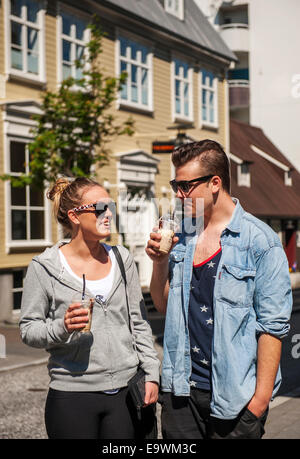 Junge Menschen, die einen Kaffee in Reykjavik, Island. Stockfoto