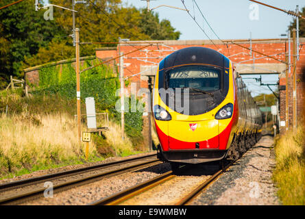 Jungfrau Pendolino-Zug auf der West Coast Main Line in der Nähe von Garstang Lancashire Stockfoto