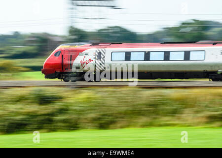 Schuss von Virgin Voyager Zug auf der West Coast Main Line in der Nähe von Garstang Lancashire schwenken Stockfoto