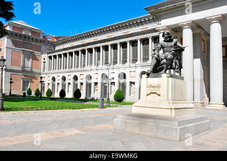 Velazquez in Paseo del Prado-Denkmal vor dem Eingang der Puerta de Velazquez, das Museo del Prado in Madrid, Spanien Stockfoto