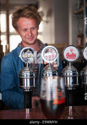 Barkeeper Bierausschank von Kaldi Mikro Brew Bar in Reykjavik, Island. Stockfoto