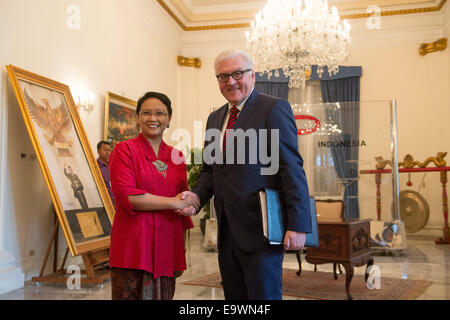 Der deutsche Außenminister Frank-Walter Steinmeier trifft sich mit indonesische Außenminister Retno Marsudi in Jakarta, Indonesien, 3. November 2014. Foto: MAURIZIO GAMBARINI/dpa Stockfoto