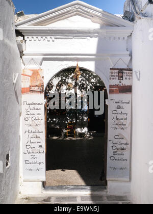 Eine Eingangstür, ein traditionelles Haus in Lindos auf der griechischen Insel Rhodos Stockfoto