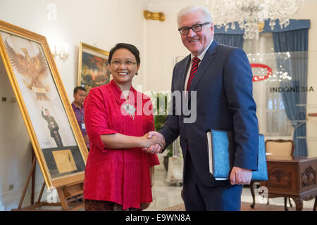 Der deutsche Außenminister Frank-Walter Steinmeier trifft sich mit indonesische Außenminister Retno Marsudi in Jakarta, Indonesien, 3. November 2014. Foto: MAURIZIO GAMBARINI/dpa Stockfoto