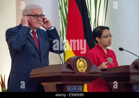 Der deutsche Außenminister Frank-Walter Steinmeier trifft sich mit indonesische Außenminister Retno Marsudi in Jakarta, Indonesien, 3. November 2014. Foto: MAURIZIO GAMBARINI/dpa Stockfoto