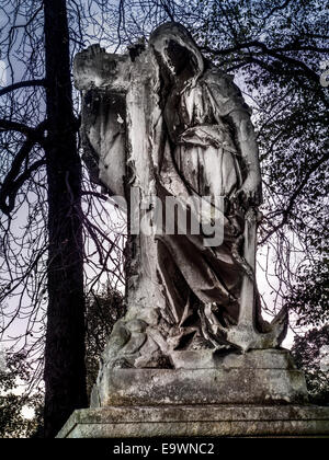 Stein-Statue von Jesus Christus mit Kreuz als Trauer Statue auf einem Grabstein Stockfoto