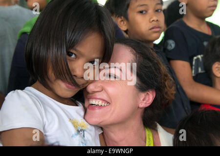 Jakarta, Indonesien. 3. November 2014. Actress Natalia Woerner (C) posiert mit ehemaligen Strassenkindern in Jakarta, Indonesien, 3. November 2014. Sie unterstützt die Kindernothilfe, eine deutsche Hilfsorganisation für Kinder, welche ein Kinderdorf in Jakarta wo Kinder einfache Aufgaben Services lernen wie das Waschen und kochen. Laut des indonesischen Ministeriums für soziale Angelegenheiten Leben mehr als 11.000 Kinder auf der Straße in Jakarta. Foto: MAURIZIO GAMBARINI/Dpa/Alamy Live News Stockfoto