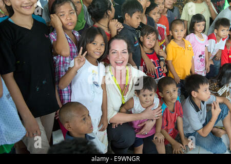 Jakarta, Indonesien. 3. November 2014. Actress Natalia Woerner (C) posiert mit ehemaligen Strassenkindern in Jakarta, Indonesien, 3. November 2014. Sie unterstützt die Kindernothilfe, eine deutsche Hilfsorganisation für Kinder, welche ein Kinderdorf in Jakarta wo Kinder einfache Aufgaben Services lernen wie das Waschen und kochen. Laut des indonesischen Ministeriums für soziale Angelegenheiten Leben mehr als 11.000 Kinder auf der Straße in Jakarta. Foto: MAURIZIO GAMBARINI/Dpa/Alamy Live News Stockfoto