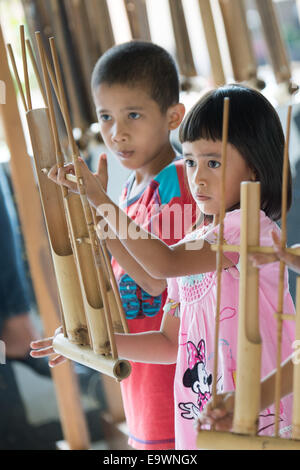 Jakarta, Indonesien. 3. November 2014. Ehemalige Straßenkinder spielen mit indonesischen Musikinstrumente in Jakarta, Indonesien, 3. November 2014. Schauspielerin Natalia Woerner unterstützt die Kindernothilfe, eine deutsche Hilfsorganisation für Kinder, welche ein Kinderdorf in Jakarta wo Kinder einfache Aufgaben Services lernen wie das Waschen und kochen. Laut des indonesischen Ministeriums für soziale Angelegenheiten Leben mehr als 11.000 Kinder auf der Straße in Jakarta. Foto: MAURIZIO GAMBARINI/Dpa/Alamy Live News Stockfoto