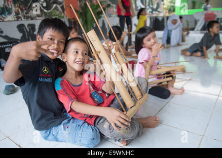 Jakarta, Indonesien. 3. November 2014. Ehemalige Straßenkinder spielen mit indonesischen Musikinstrumente in Jakarta, Indonesien, 3. November 2014. Schauspielerin Natalia Woerner unterstützt die Kindernothilfe, eine deutsche Hilfsorganisation für Kinder, welche ein Kinderdorf in Jakarta wo Kinder einfache Aufgaben Services lernen wie das Waschen und kochen. Laut des indonesischen Ministeriums für soziale Angelegenheiten Leben mehr als 11.000 Kinder auf der Straße in Jakarta. Foto: MAURIZIO GAMBARINI/Dpa/Alamy Live News Stockfoto