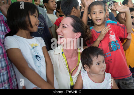 Jakarta, Indonesien. 3. November 2014. Actress Natalia Woerner (C) posiert mit ehemaligen Strassenkindern in Jakarta, Indonesien, 3. November 2014. Sie unterstützt die Kindernothilfe, eine deutsche Hilfsorganisation für Kinder, welche ein Kinderdorf in Jakarta wo Kinder einfache Aufgaben Services lernen wie das Waschen und kochen. Laut des indonesischen Ministeriums für soziale Angelegenheiten Leben mehr als 11.000 Kinder auf der Straße in Jakarta. Foto: MAURIZIO GAMBARINI/Dpa/Alamy Live News Stockfoto