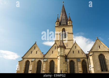 Die lutherische Kathedrale der Heiligen Maria wurde 1530 erbaut und ist das berühmteste gotische Kirche in Sibiu, Rumänien. Stockfoto