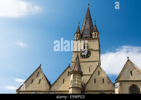 Die lutherische Kathedrale der Heiligen Maria wurde 1530 erbaut und ist das berühmteste gotische Kirche in Sibiu, Rumänien. Stockfoto