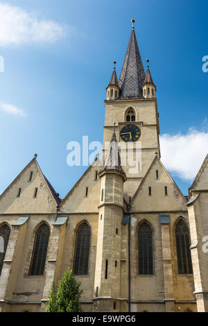 Die lutherische Kathedrale der Heiligen Maria wurde 1530 erbaut und ist das berühmteste gotische Kirche in Sibiu, Rumänien. Stockfoto