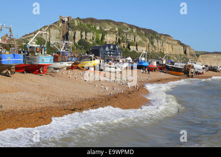 Fischerboote Landung auf Hastings Altstadt Stade Strand. Hastings hat den größten Strand gestartet Fischereiflotte in den Großbritannien Stockfoto