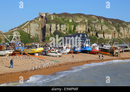 Hastings Fischerboote am Old Town Stade Beach, East Sussex, England, Großbritannien, GB. East Hill Cliffs und Cliff Lift, Standseilbahn, Cliff Railway Stockfoto