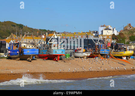 Hastings Fischfangtrawler am Strand von Stade in der Altstadt vor der Hastings Contemporary Art Gallery, East Sussex, England, Großbritannien. Stockfoto