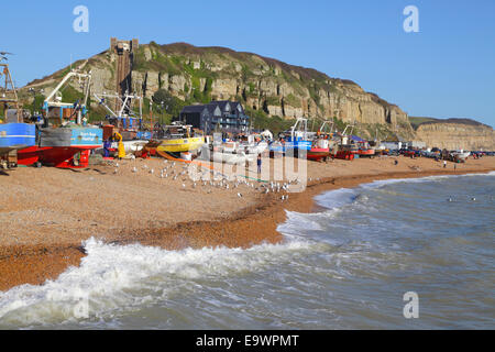 Angelboote/Fischerboote am Strand von Hastings alte Stadt Stade East Sussex UK. Hastings ist die größte Strand lancierte Fischereiflotte in Europa. Stockfoto