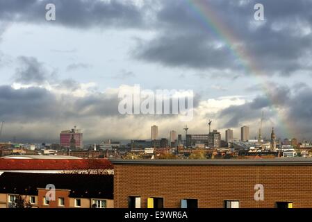 Glasgow, Schottland. 3. November 2014. UK-Wetter. Atmosphärische Stadtlandschaft von Stadtzentrum von Glasgow mit einem Regenbogen über der Stadt Credit: Tony Clerkson/Alamy Live News Stockfoto