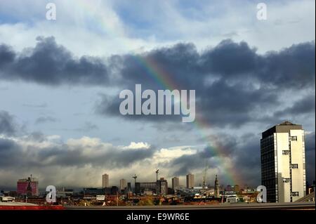 Glasgow, Schottland. 3. November 2014. UK-Wetter. Atmosphärische Stadtlandschaft von Stadtzentrum von Glasgow mit einem Regenbogen über der Stadt Credit: Tony Clerkson/Alamy Live News Stockfoto