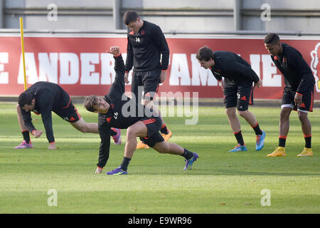 Leverkusen, Deutschland. 3. November 2014. Leverkusens Levin Oztunali (L-R), Giulio Donati, Kyriakis Papadopoulos, Robbie Kruse und Wendell während des Trainings in Leverkusen, Deutschland, 3. November 2014. Bayer 04 Leverkusen spielt Zenit St. Petersburg in der Champions League am 4. November 2014. Foto: MARIUS BECKER/Dpa/Alamy Live News Stockfoto