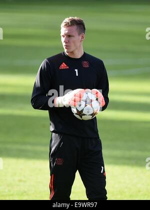 Leverkusen, Deutschland. 3. November 2014. Leverkusens Torwart Bernd Leno während des Trainings in Leverkusen, Deutschland, 3. November 2014. Bayer 04 Leverkusen spielt Zenit St. Petersburg in der Champions League am 4. November 2014. Foto: MARIUS BECKER/Dpa/Alamy Live News Stockfoto