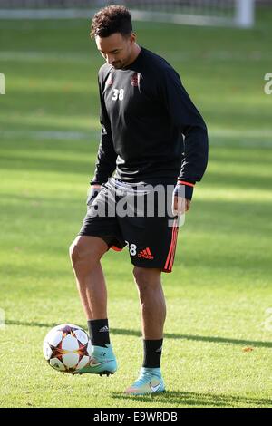 Leverkusen, Deutschland. 3. November 2014. Leverkusens Karim Bellarabi während des Trainings in Leverkusen, Deutschland, 3. November 2014. Bayer 04 Leverkusen spielt Zenit St. Petersburg in der Champions League am 4. November 2014. Foto: MARIUS BECKER/Dpa/Alamy Live News Stockfoto