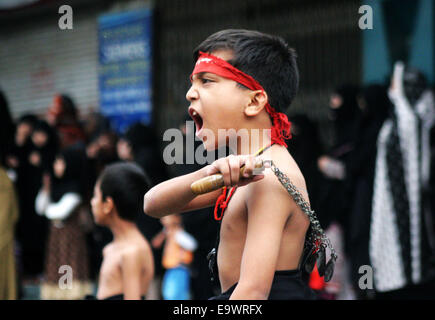 Peshawar, Pakistan. 3. November 2014. Ein pakistanischer schiitischen Moslem flagellates selbst bei einer religiösen Prozession vor Ashura am 9. Tag des Heiligen islamischen Monats Muharram in Nordwest-Pakistan Peshawar, 3. November 2014. Muharram, ist der erste Monat des islamischen Kalenders, einer der vier heiligen Monate des Jahres, in denen kämpfen verboten ist. Bildnachweis: Ahmad Sidique/Xinhua/Alamy Live-Nachrichten Stockfoto