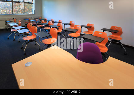 Schule Unterricht Hörsaal Stühle mit Swing-away befestigt Schreibtische Stockfoto