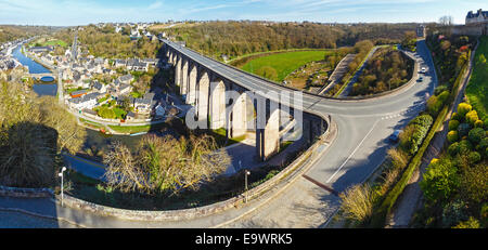 Stadt Dinan, Bretagne, Frankreich. Der Hafen am Ufer des Flusses Rance. Stockfoto